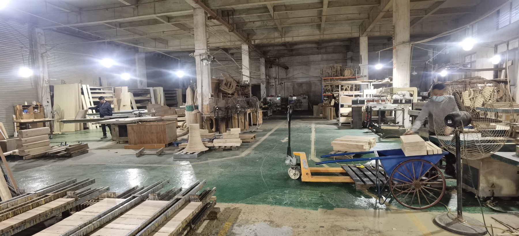 爱定家居工厂生产车间全景