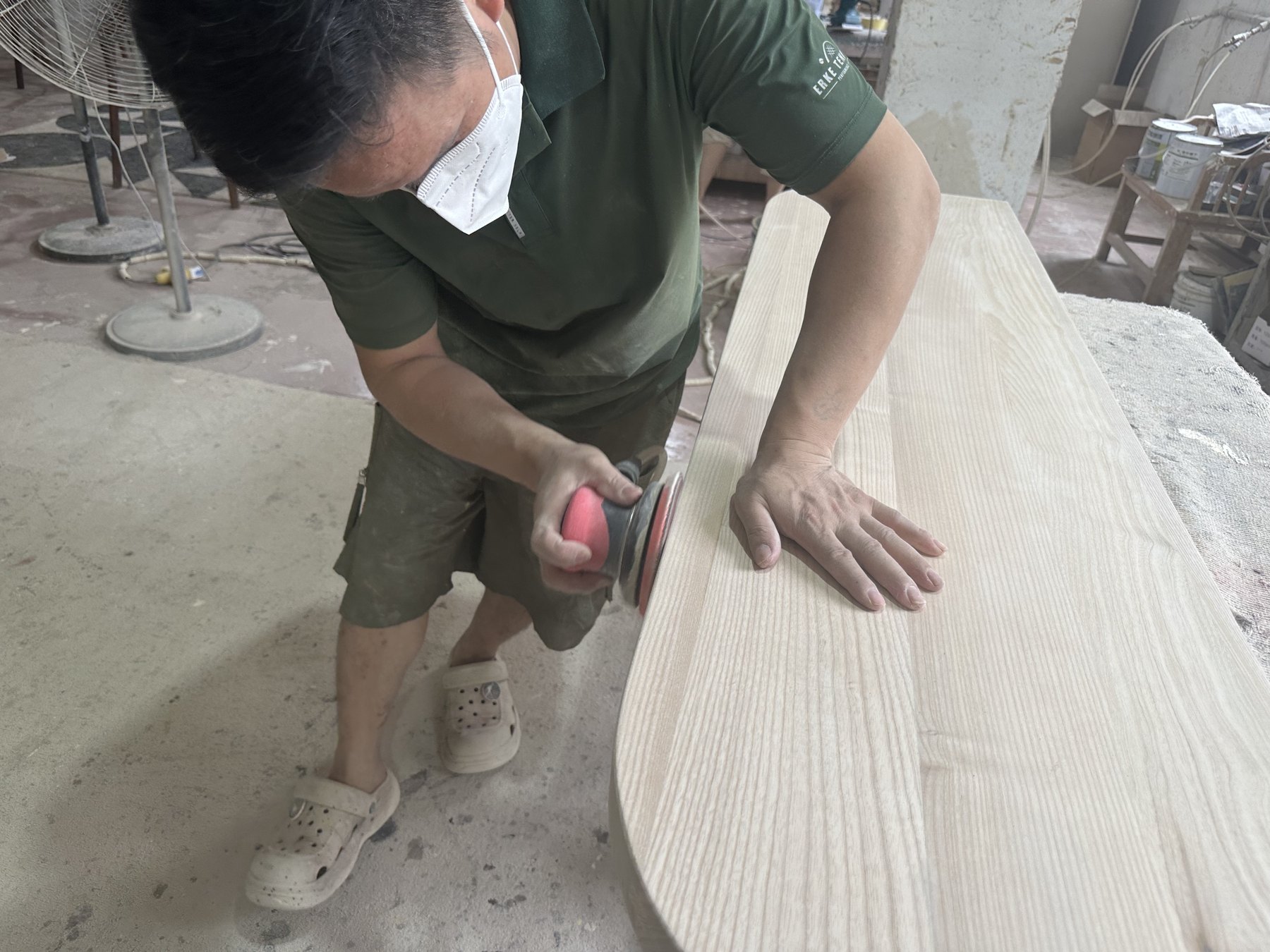 实木家具打磨现场