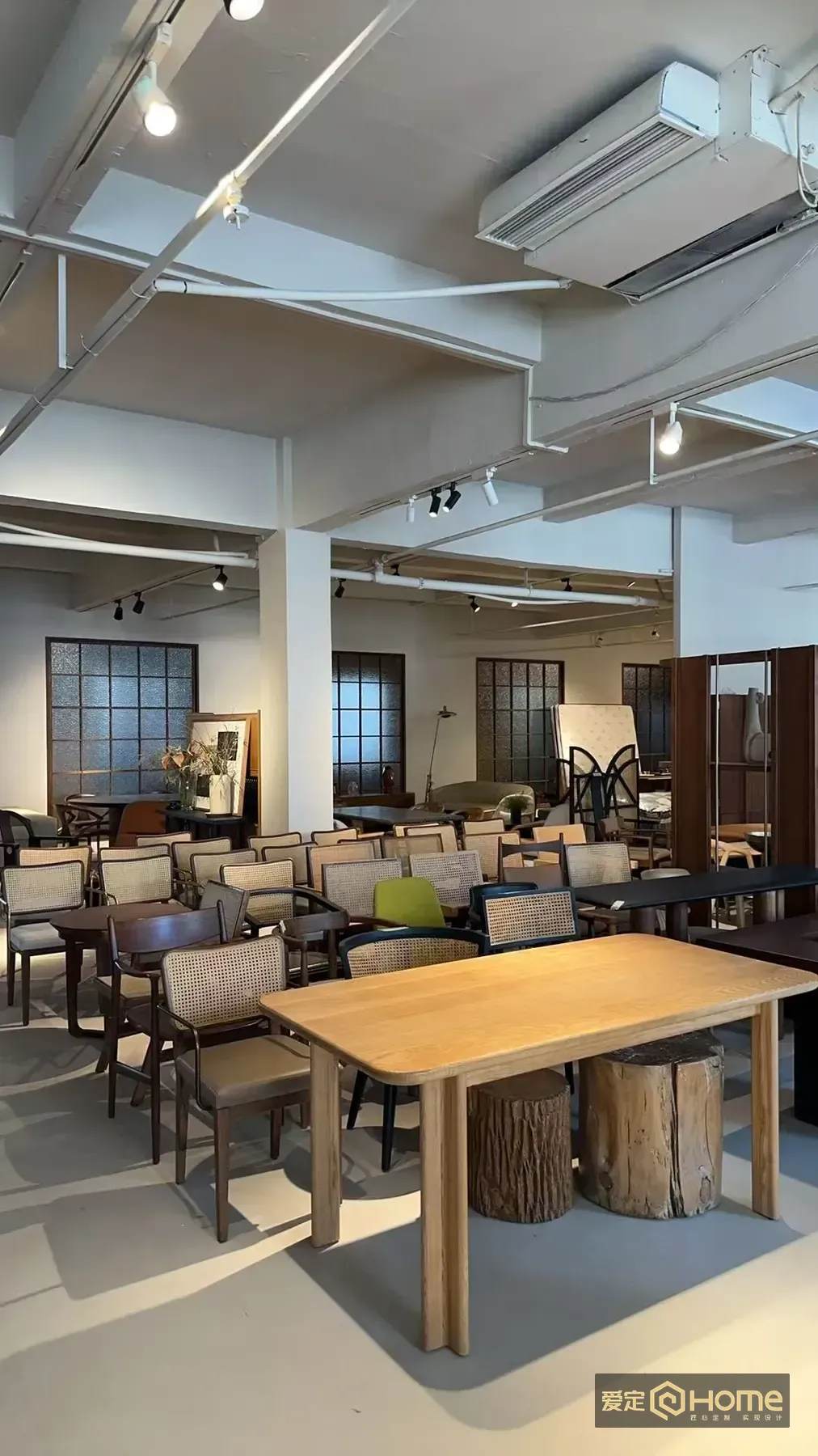爱定家居罗浮宫门店实木家具展示