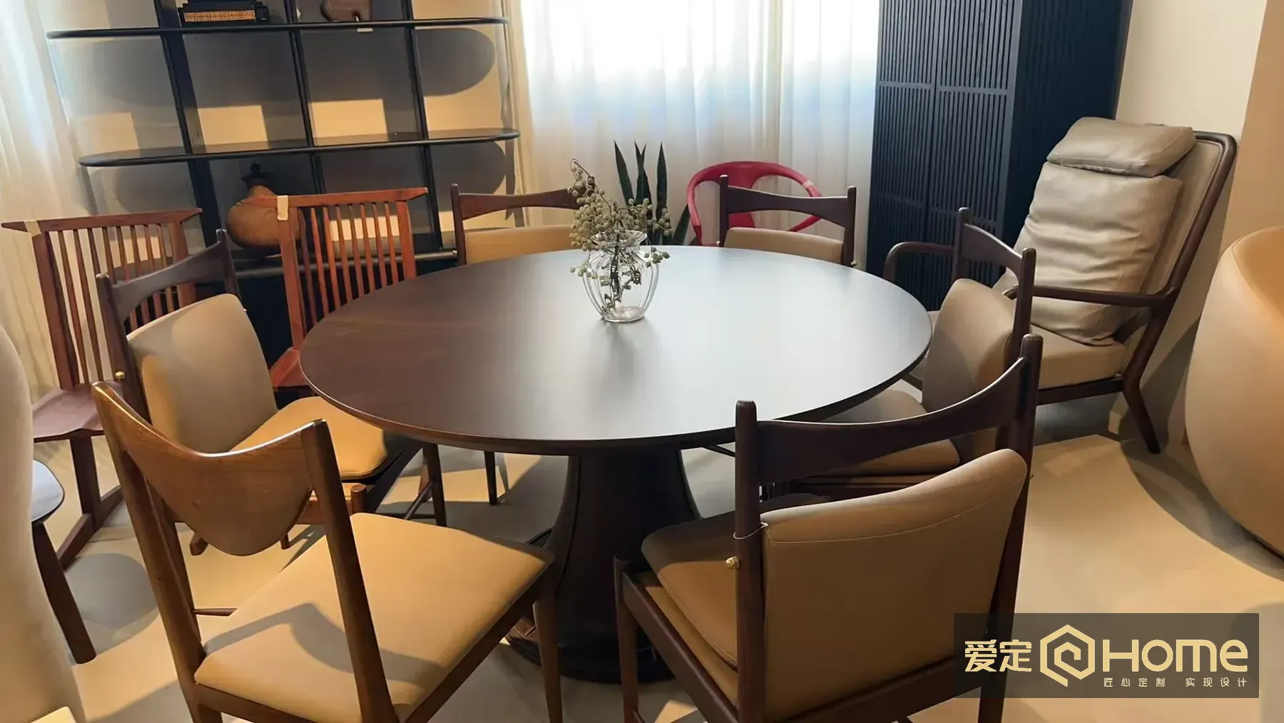佛山实木家具工厂店的圆桌与座椅样品